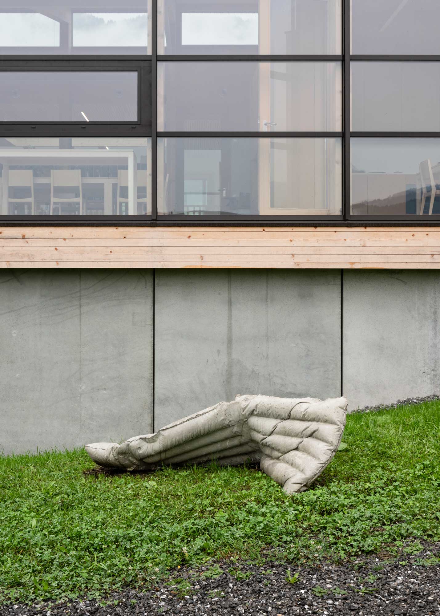 Luka Berchtold - air mattress 5, 2024, 46 × 172 × 63 cm, concrete (c) Christa Engstler