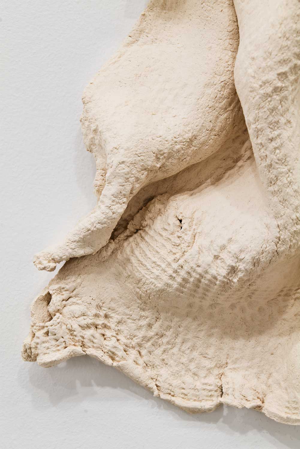 Luka Berchtold - <em>untitled</em> (detail)<em>, </em>2022, 30 × 23 × 10 cm, ceramics (c) Miro Kuzmanovic