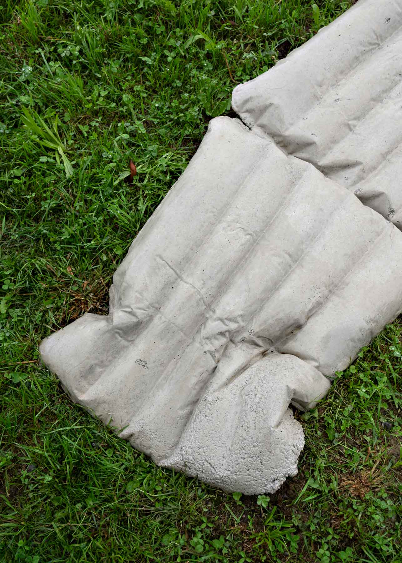 Luka Berchtold - air mattress 4, 2024, 22 × 170 × 63 cm, concrete (c) Christa Engstler