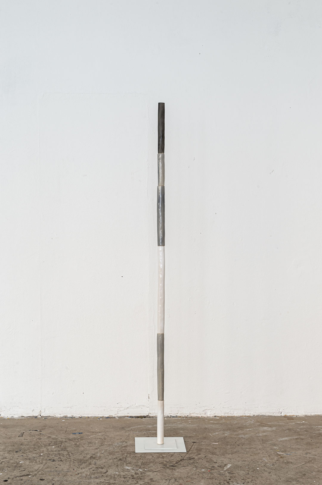 Luka Berchtold - <em>Seilschaft III, </em>2020, 170 × 25 × 25 cm, ceramics, steel (c) Christian Schramm