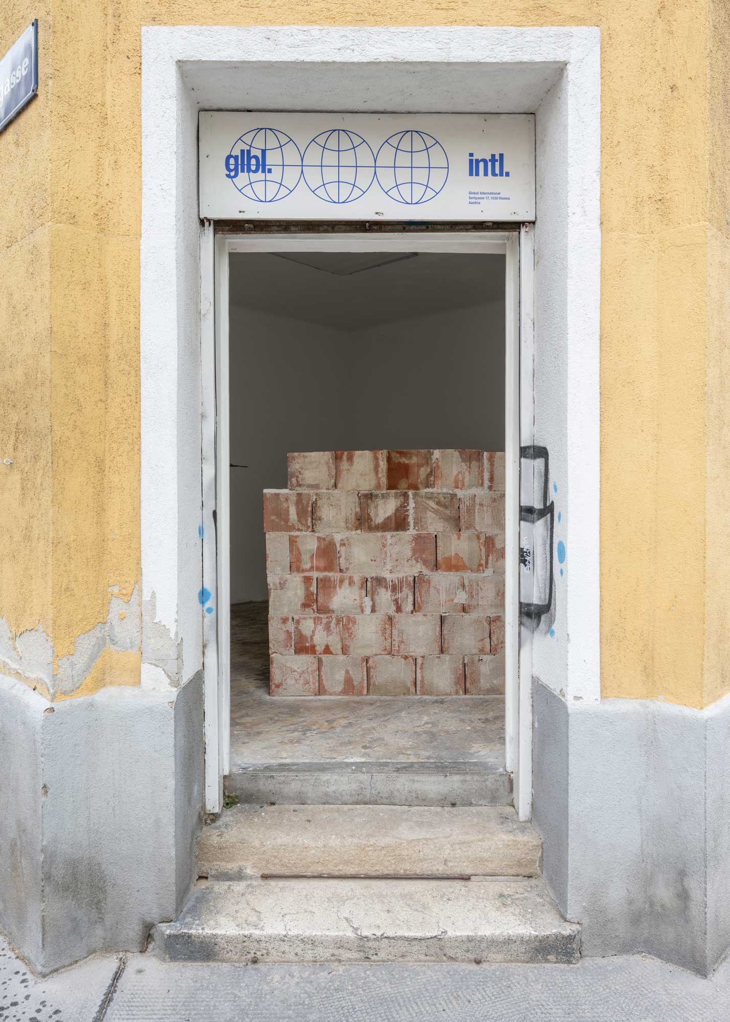 Luka Berchtold - wall work, 2023, 150 × 200 × 75 cm, bricks, mortar (c) Matthias Aschauer