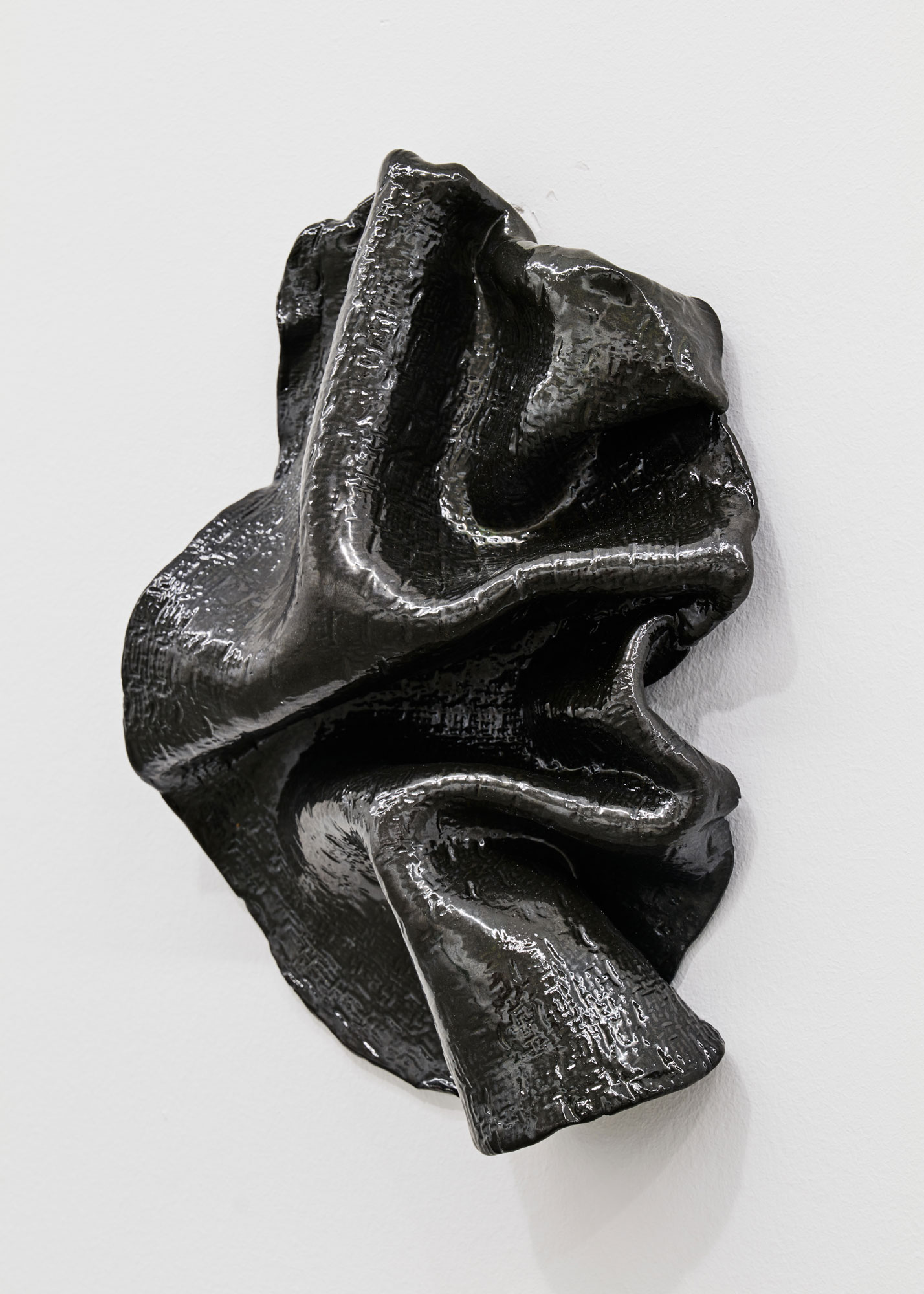 Luka Berchtold - Kroko, 2022, 28 × 20 × 7 cm, glazed ceramics (c) Miro Kuzmanovic