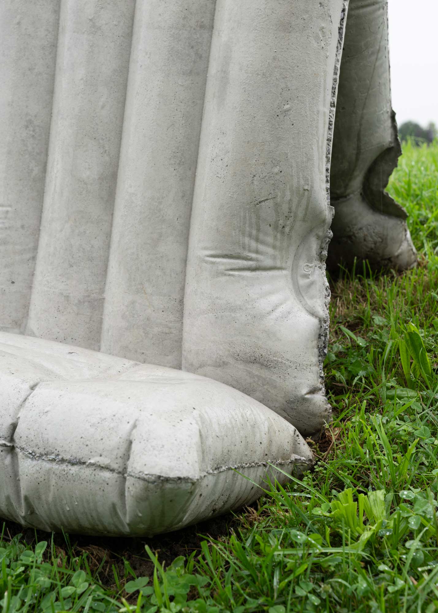 Luka Berchtold - air mattress 3, 2024, 65 × 90 × 66 cm, concrete (c) Christa Engstler