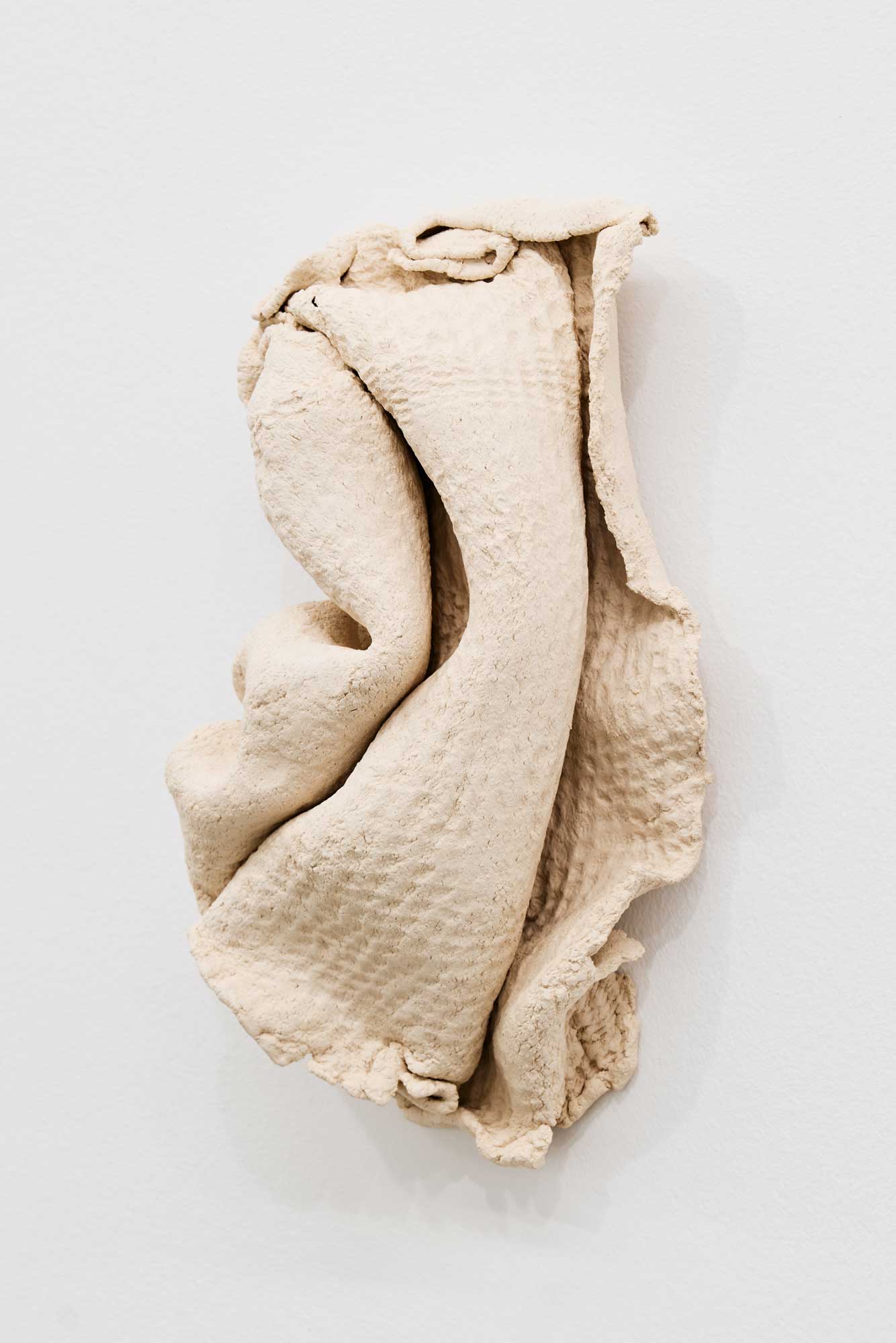 Luka Berchtold - <em>Feuchter Furz</em>, 2022, 22 × 13 × 6 cm, ceramics (c) Miro Kuzmanovic