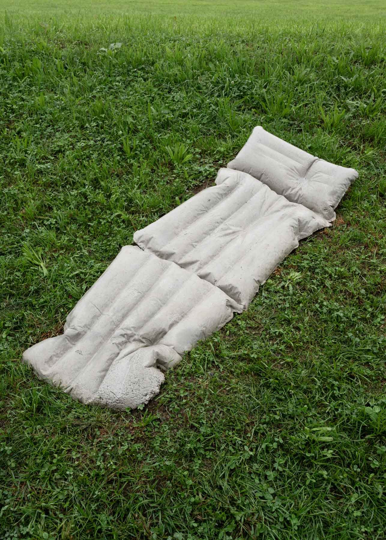 Luka Berchtold - air mattress 4, 2024, 22 × 170 × 63 cm, concrete (c) Christa Engstler