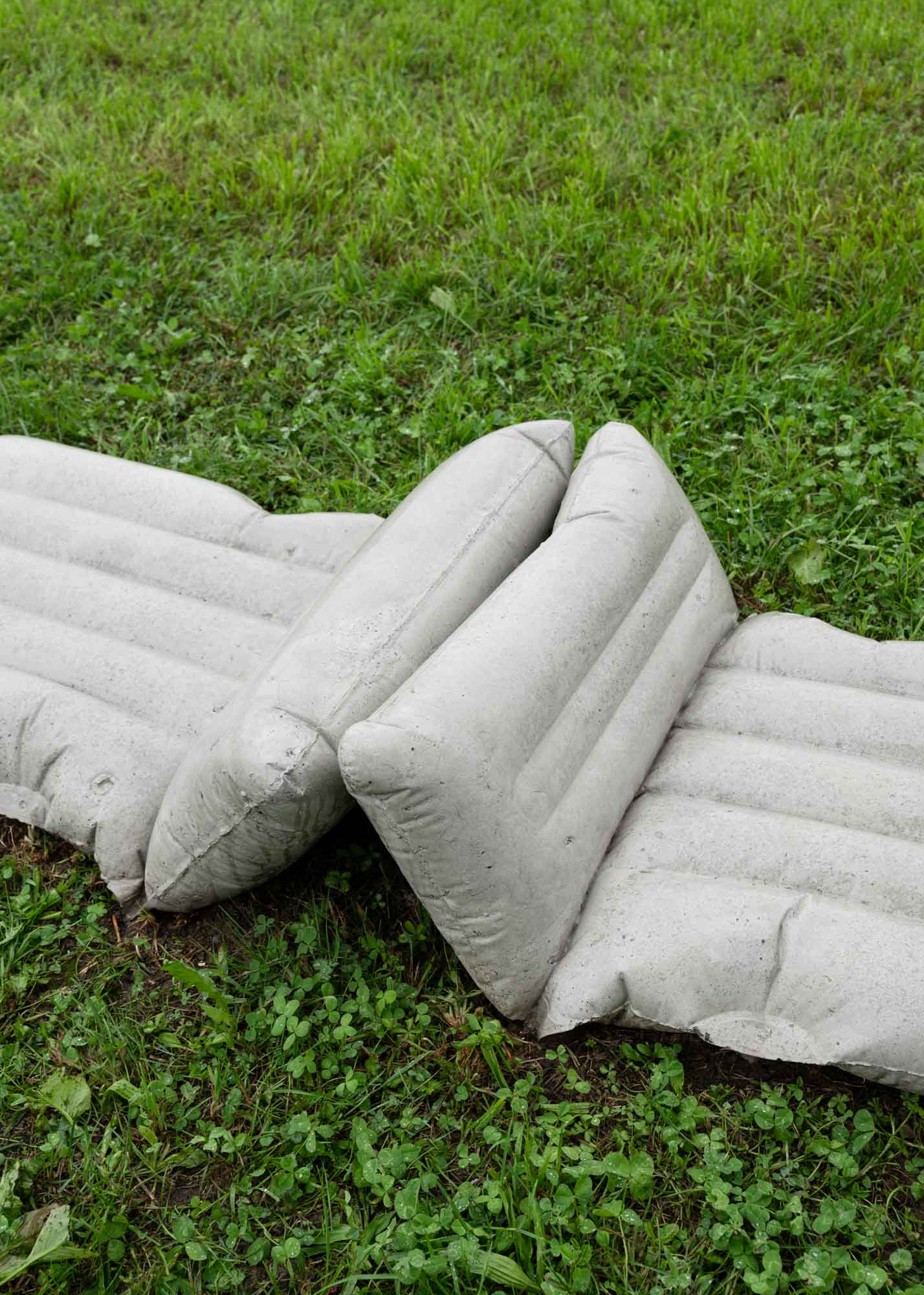 Luka Berchtold - air mattress 1+2, 2024, 28 × 325 × 66 cm, concrete (c) Christa Engstler