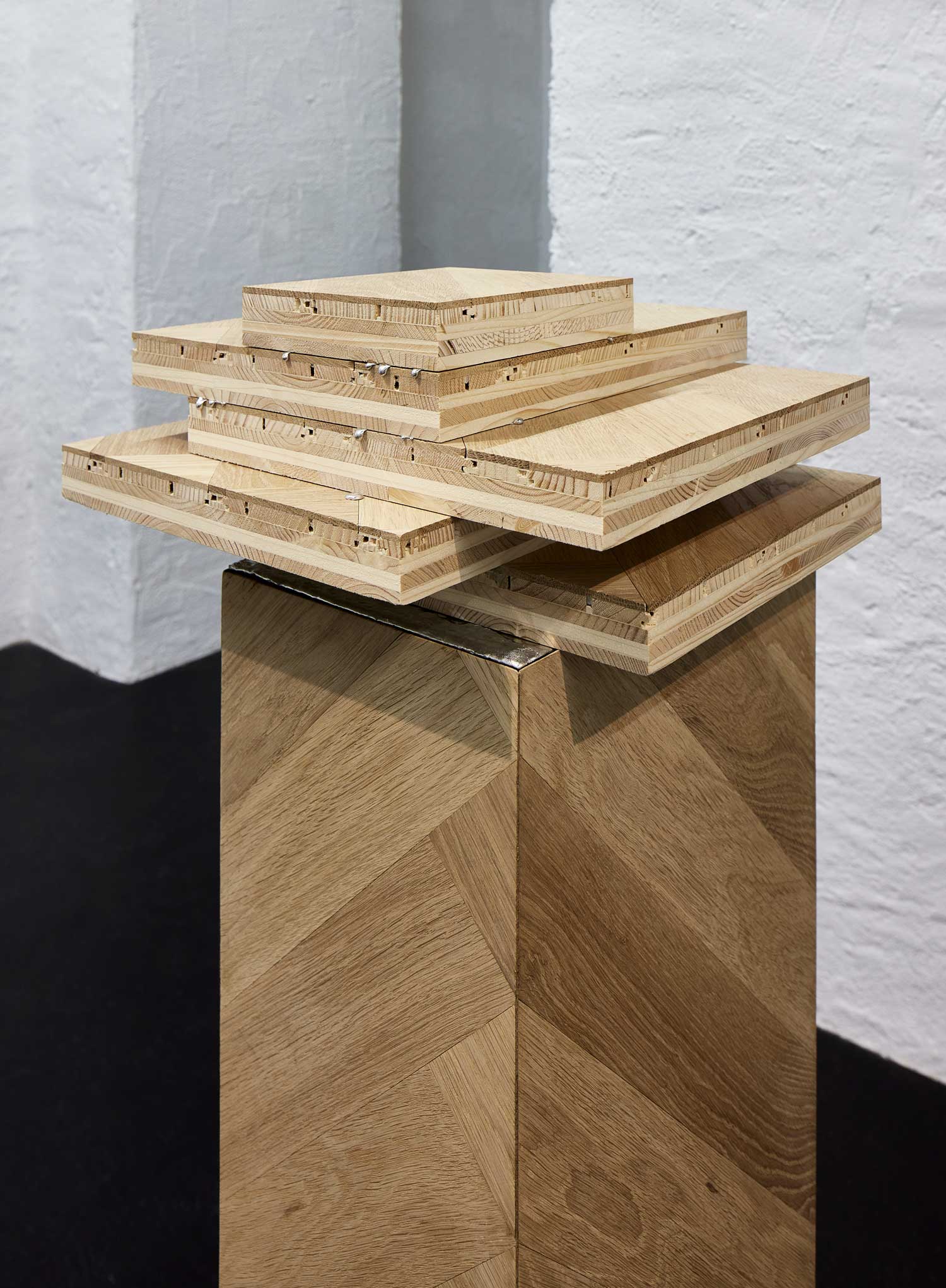 Luka Berchtold - <em>tears of tin</em> (Detail) 2021, 130 × 20 × 30 cm, herringbone parquet, tin (c) Angela Lamprecht