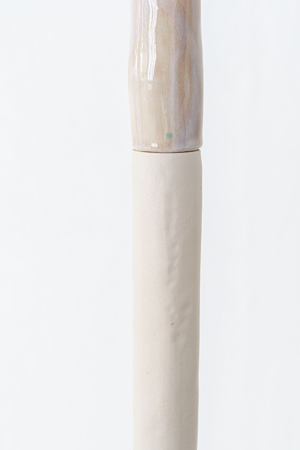 Luka Berchtold - <em>Seilschaft II </em>(Detail)<em>, </em>2020, 205 x 40 x 40 cm, glazed ceramics, steel (c) Christian Schramm