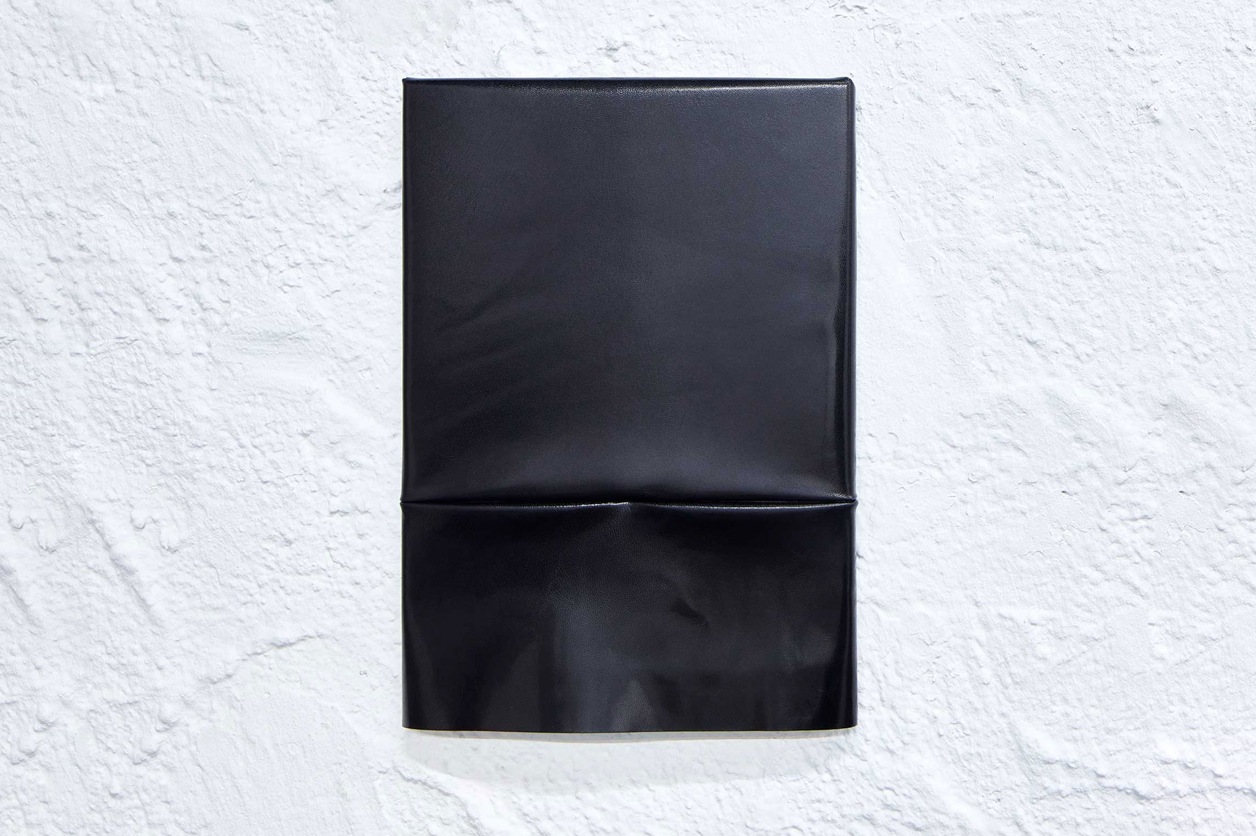 Luka Berchtold - hush, 2021, 32 × 22 cm, leather (c) Angela Lamprecht