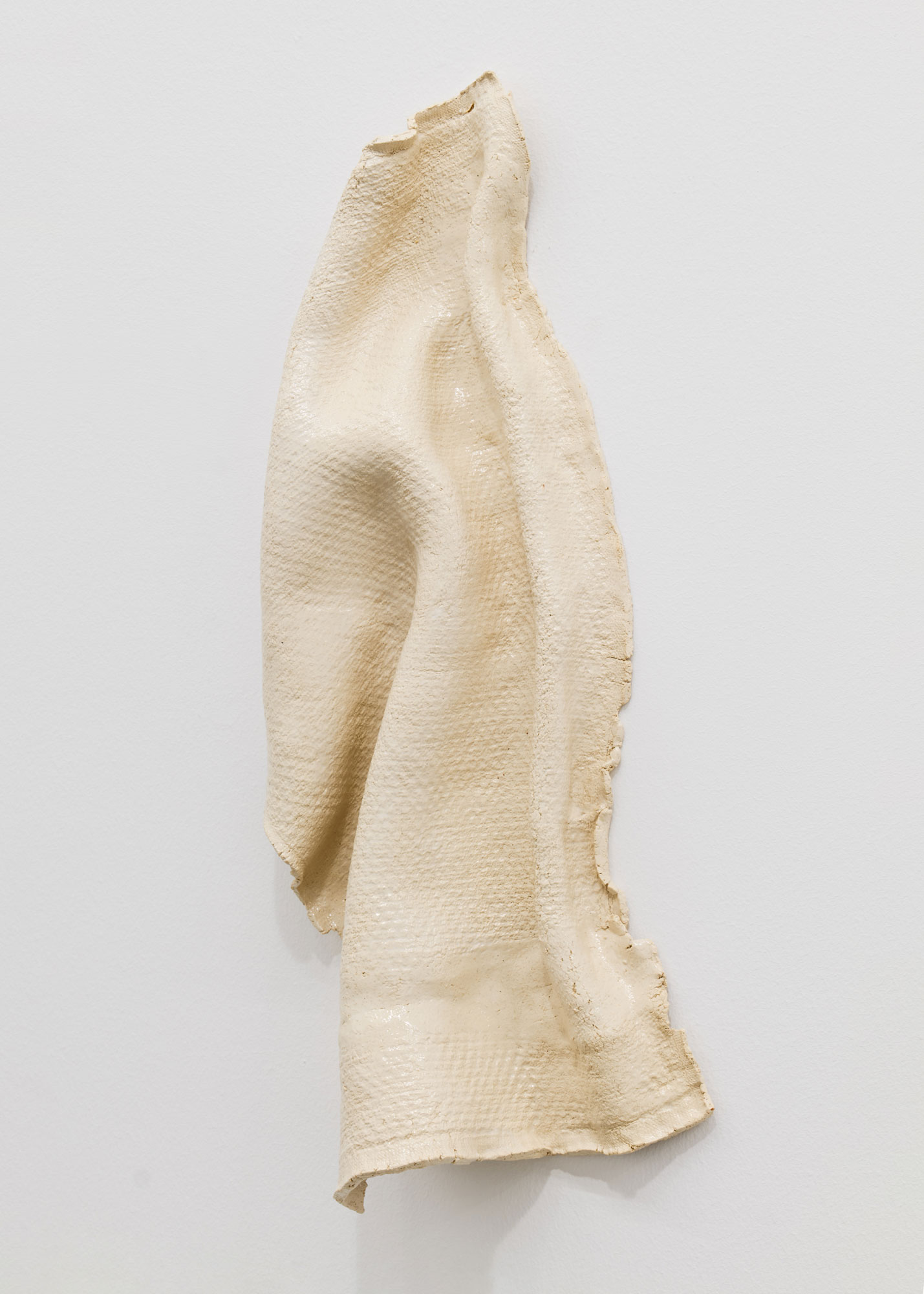 Luka Berchtold - untitled, 2022, 50 × 23 × 6 cm, glaced ceramics (c) Miro Kuzmanovic