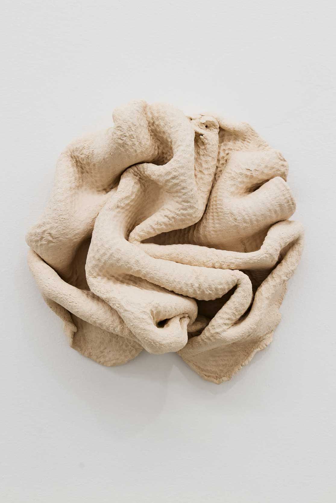 Luka Berchtold - <em>floral one, </em>2022 , 23 × 21 × 9 cm, ceramics (c) Miro Kuzmanovic