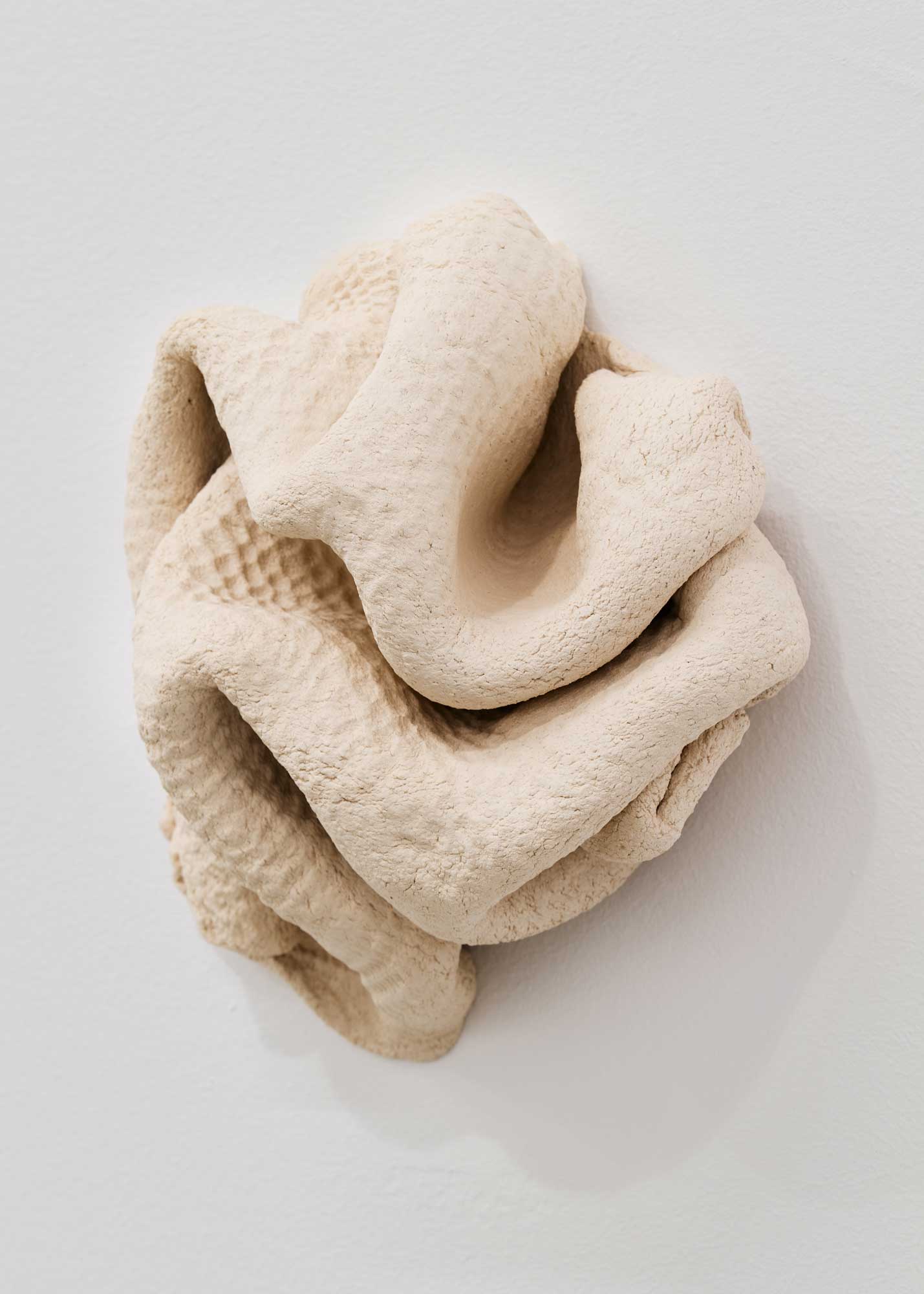 Luka Berchtold - Dreck der Zeit, 2022, 17 × 15 × 8 cm, ceramics (c) Miro Kuzmanovic