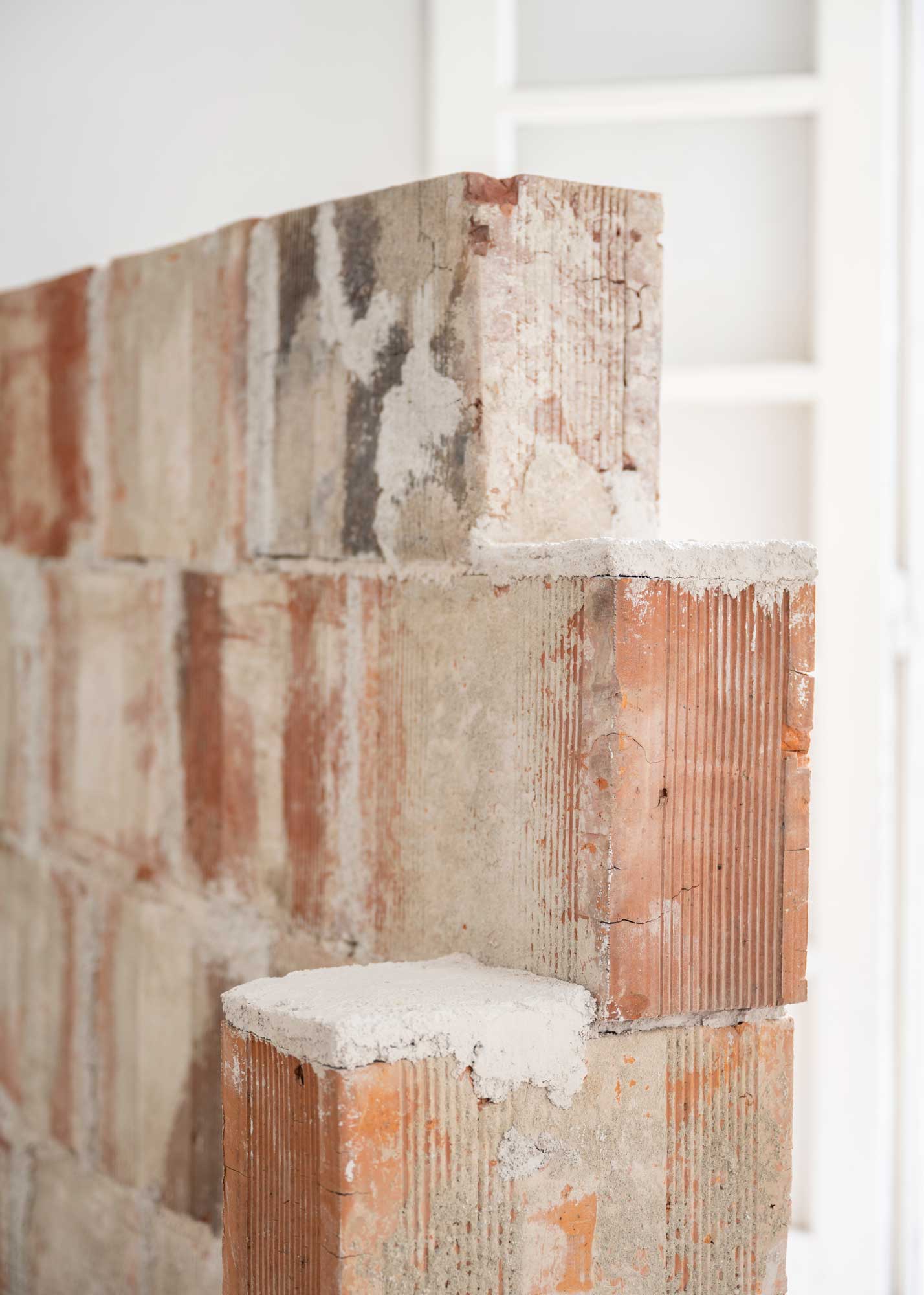 Luka Berchtold - wall work, 2023, 150 × 200 × 75 cm, bricks, mortar (c) Matthias Aschauer