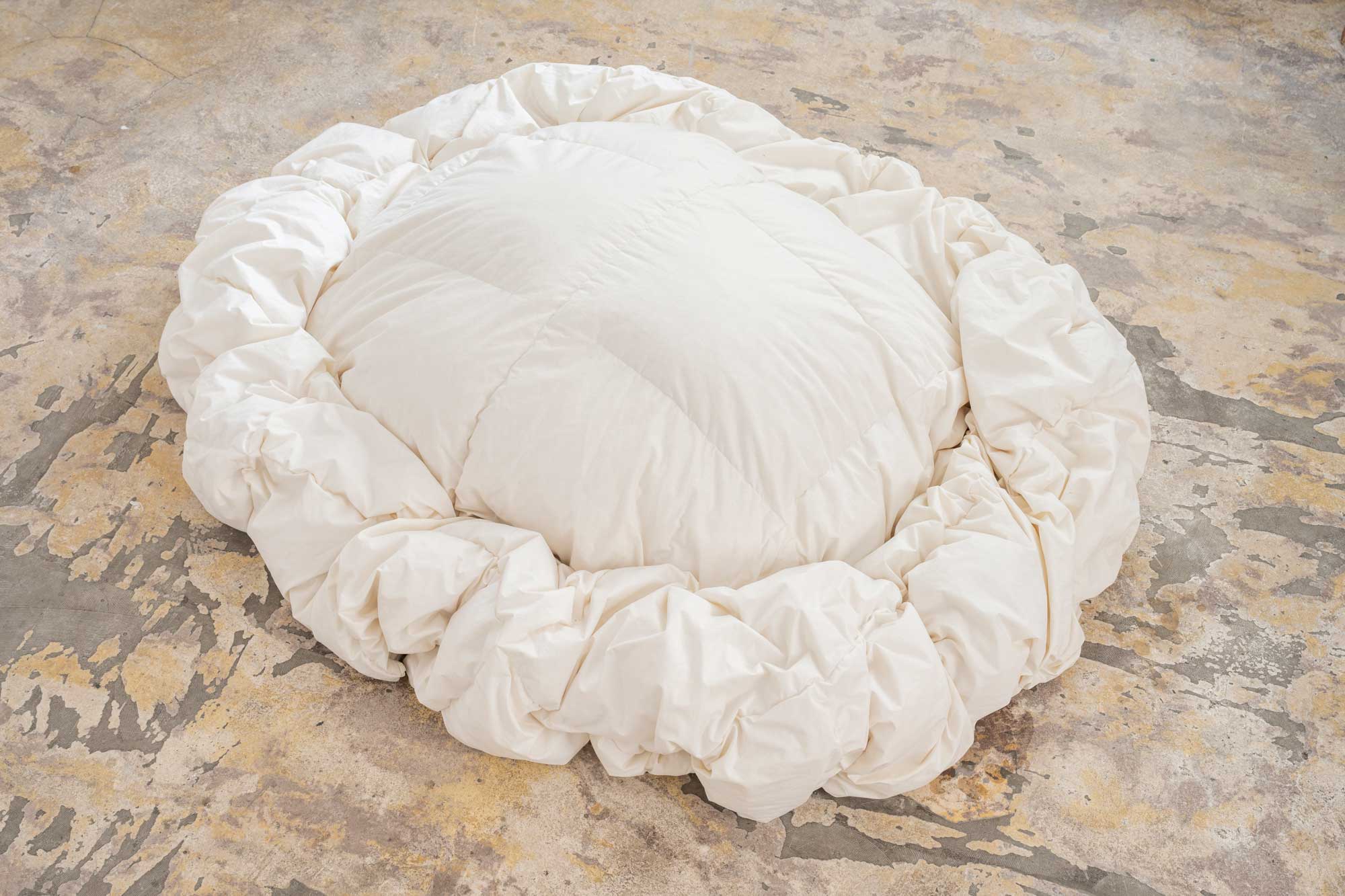 Luka Berchtold - <em>comforter,</em> 2023, 140 × 110 × 40 cm, duvet (c) Matthias Aschauer