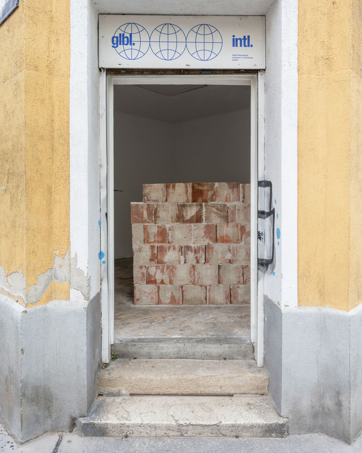 Luka Berchtold - <em>wall work</em>, 2023, 150 × 200 × 75 cm, bricks, mortar (c) Matthias Aschauer