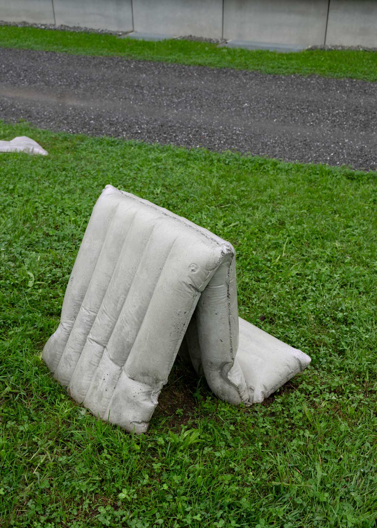 Luka Berchtold - air mattress 3, 2024, 65 × 90 × 66 cm, concrete (c) Christa Engstler