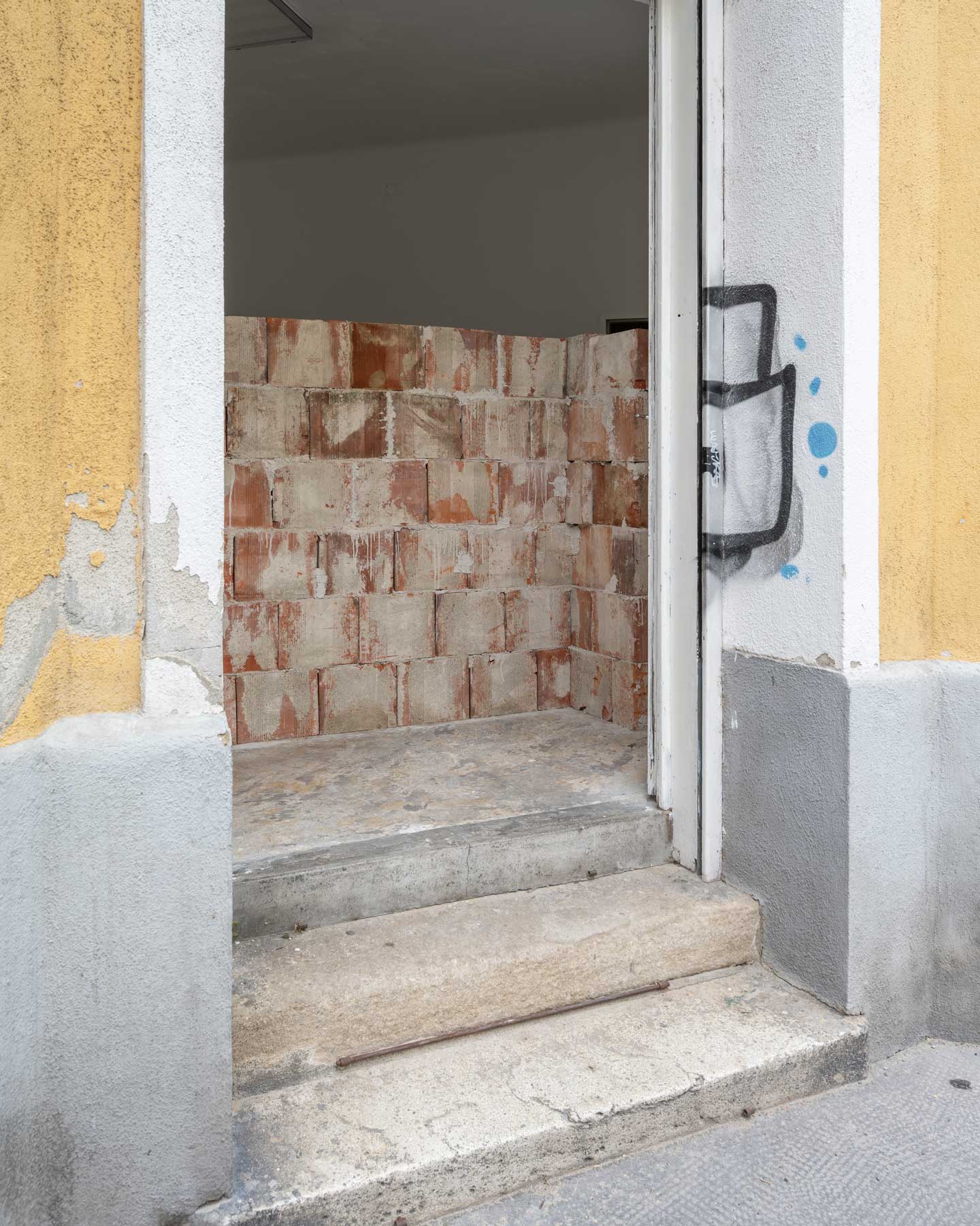 Luka Berchtold - <em>wall work</em>, 2023, 150 × 200 × 75 cm, bricks, mortar (c) Matthias Aschauer