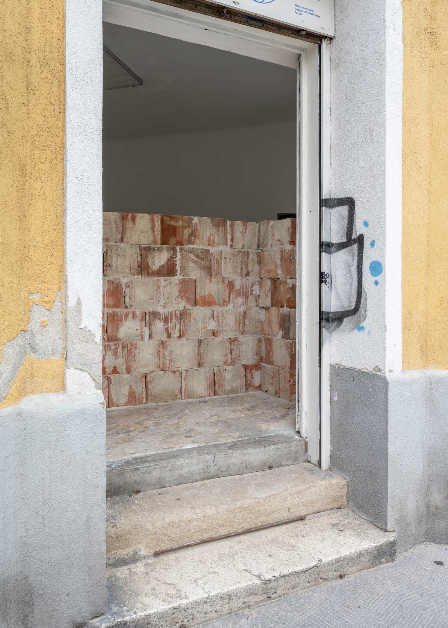 Luka Berchtold - wall work, 2023, 150 × 200 × 75 cm, bricks, mortar (c) Matthias Aschauer