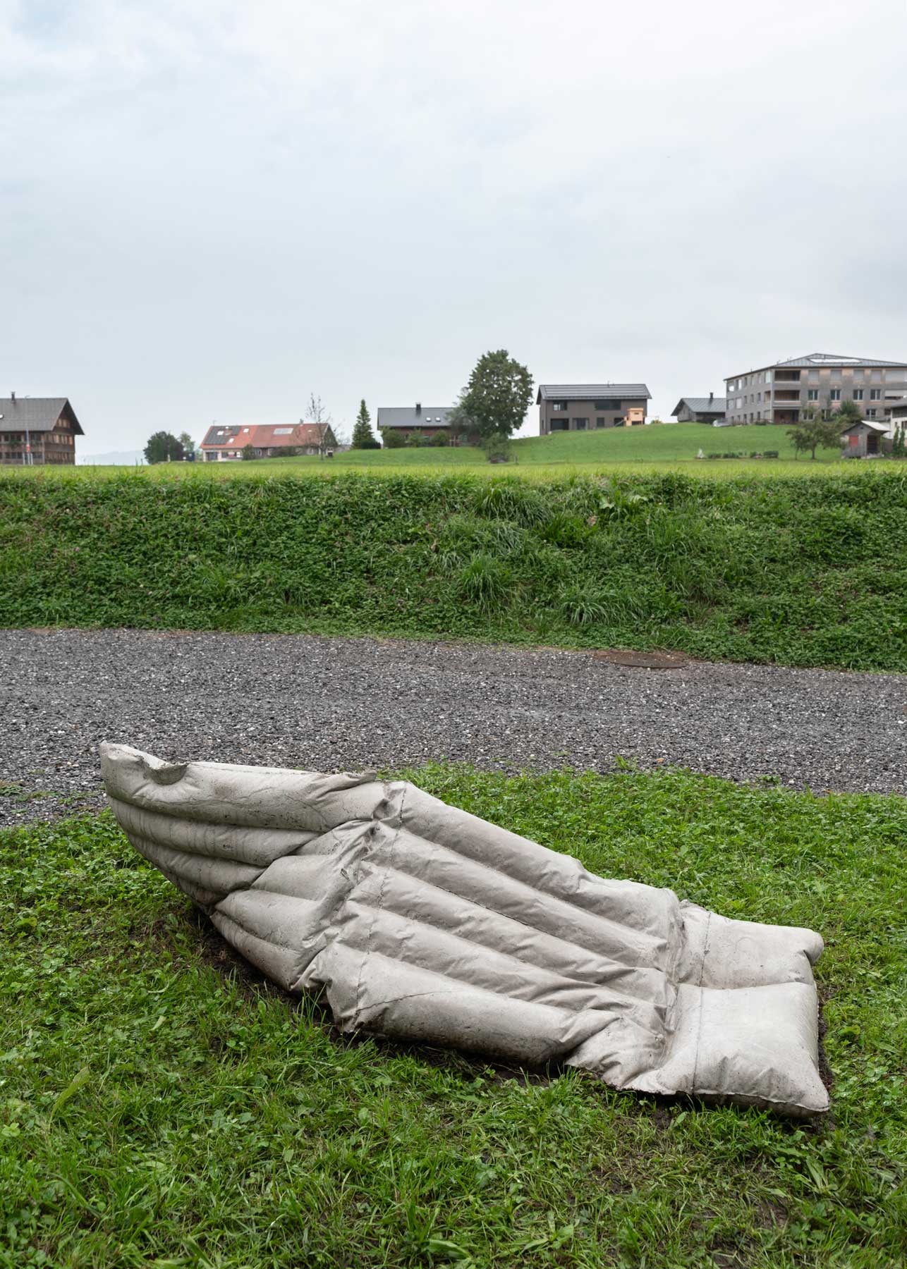 Luka Berchtold - air mattress 5, 2024, 46 × 172 × 63 cm, concrete (c) Christa Engstler