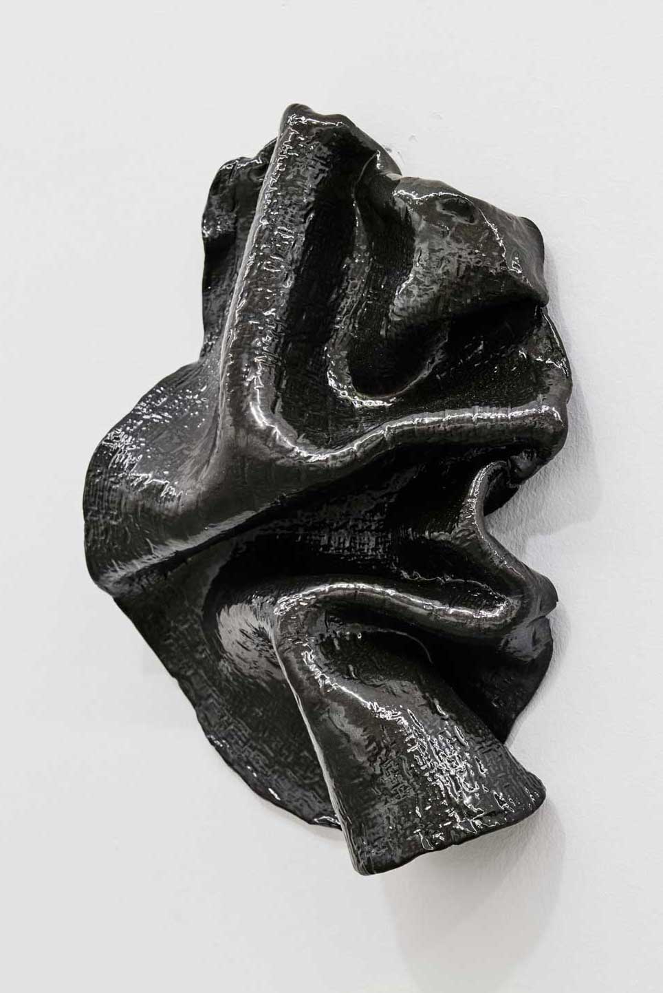 Luka Berchtold - <em>Kroko, </em>2022, 28 × 20 × 7 cm, glazed ceramics (c) Miro Kuzmanovic