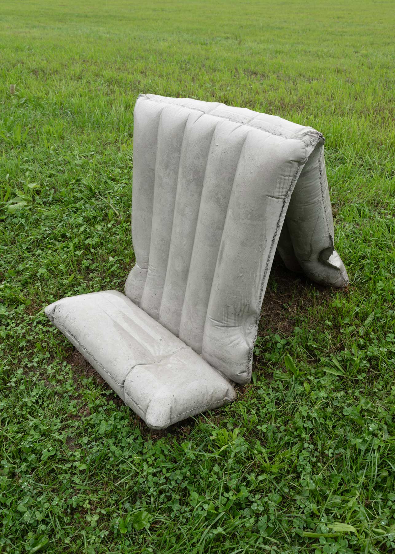 Luka Berchtold - air mattress 3, 2024, 65 × 90 × 66 cm, concrete (c) Christa Engstler