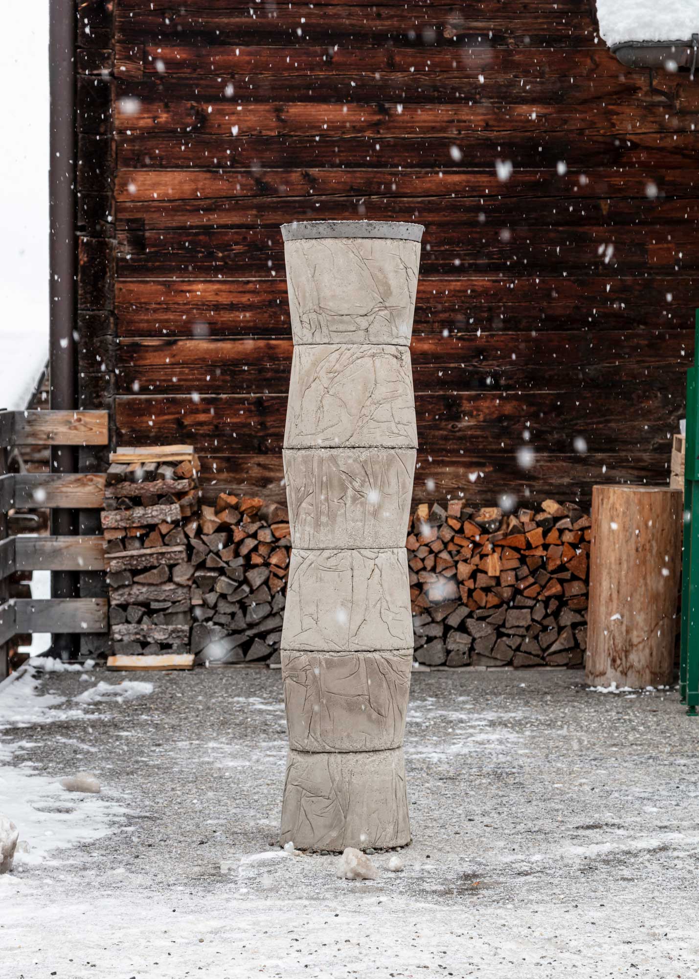 Luka Berchtold - piece of fire, 2024, 150 × 35 × 35 cm, concrete (c) Andrea Badrutt