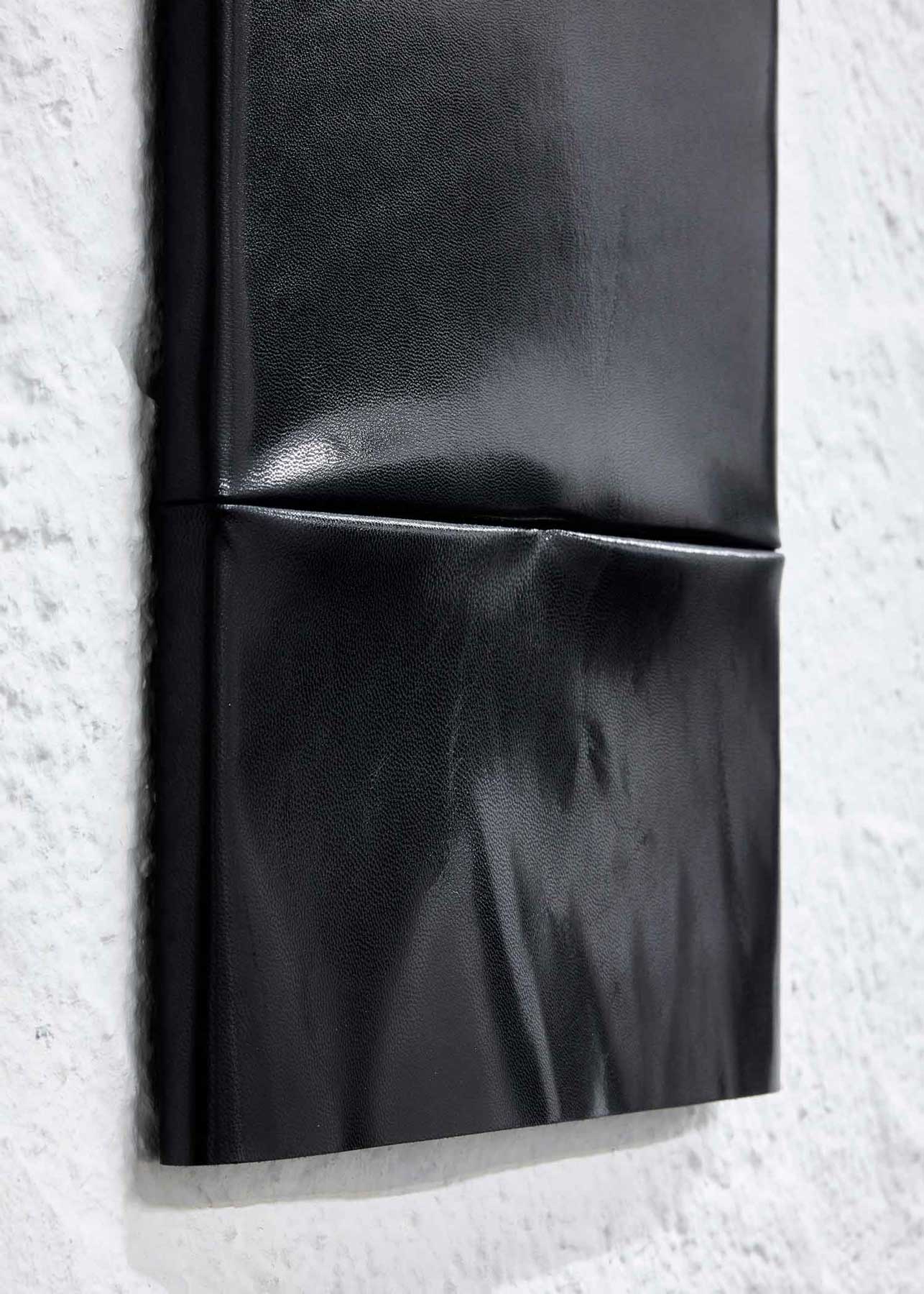 Luka Berchtold - hush, 2021, 32 × 22 cm, leather (c) Angela Lamprecht