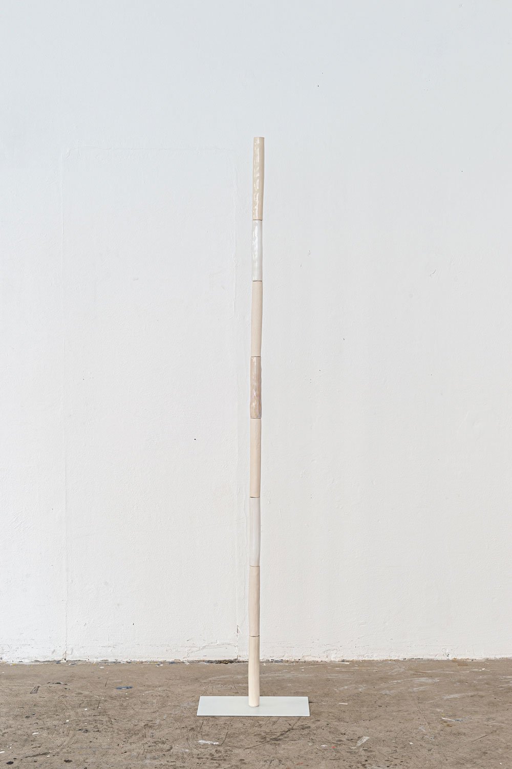 Luka Berchtold - <em>Seilschaft II, </em>2020, 205 x 40 x 40 cm, glazed ceramics, steel (c) Christian Schramm