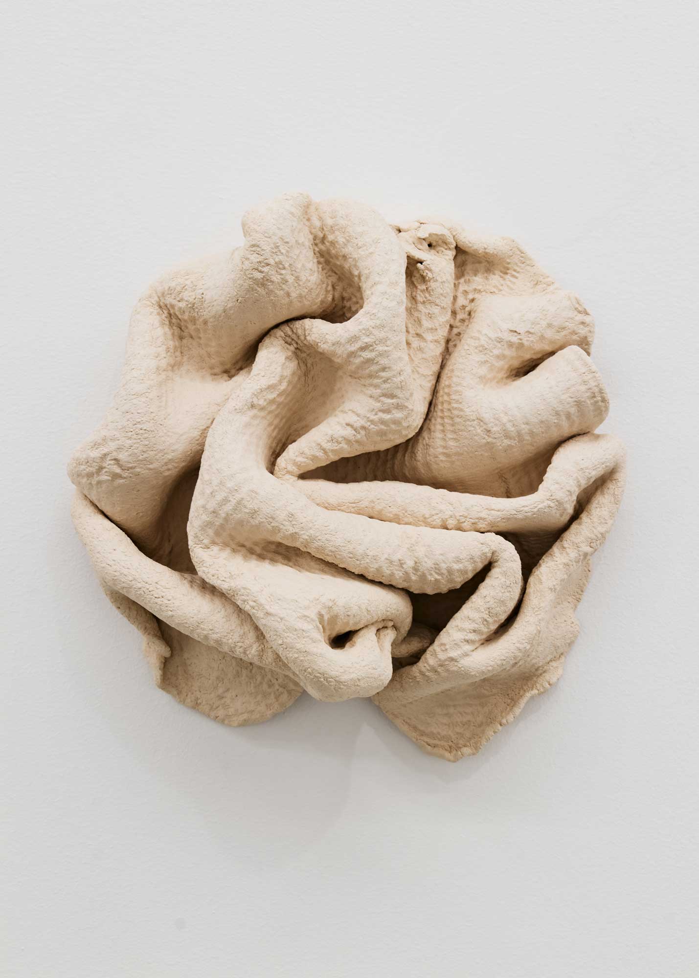 Luka Berchtold - floral one, 2022, 23 × 21 × 9 cm, ceramics (c) Miro Kuzmanovic